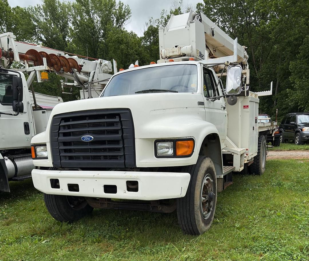 Image of Ford F-800 Primary image