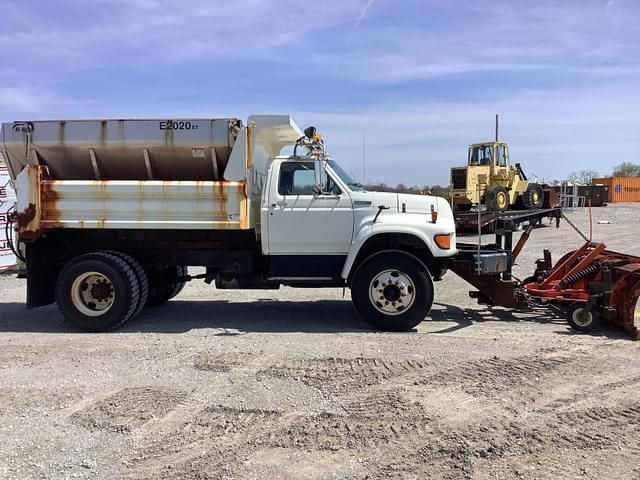 Image of Ford F-800 equipment image 3