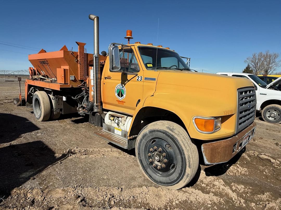 Image of Ford F-800 Primary image