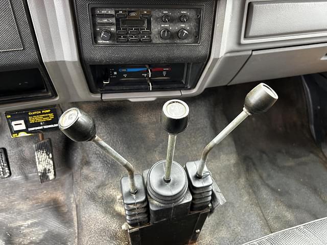 Image of Ford F-700 equipment image 4
