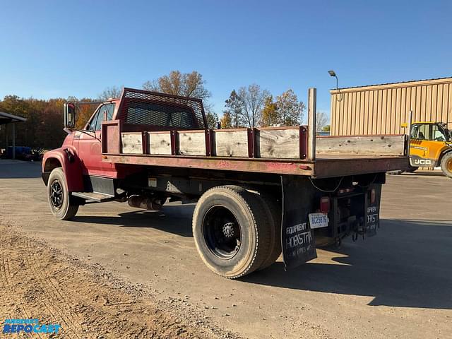 Image of Ford F-700 equipment image 2