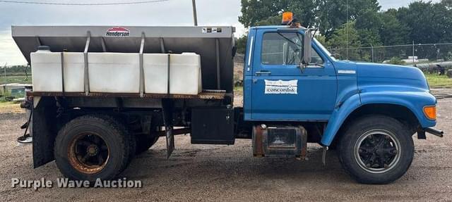 Image of Ford F700 equipment image 3
