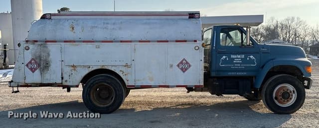 Image of Ford F-700 equipment image 3