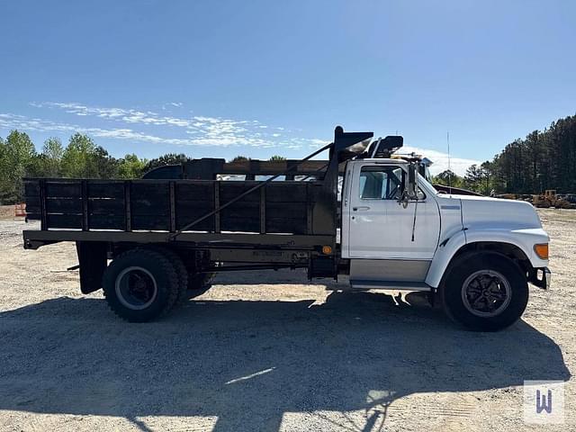 Image of Ford F-700 equipment image 2