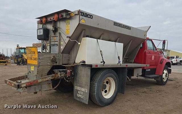 Image of Ford F-700 equipment image 4