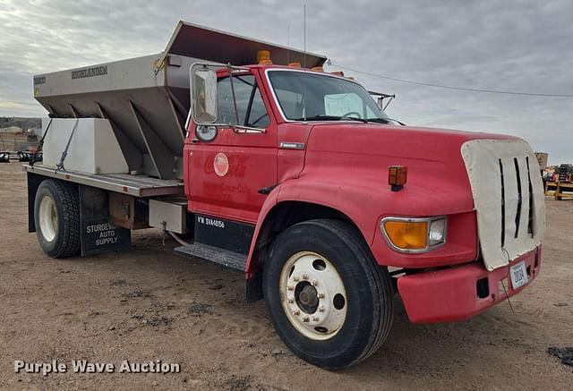 Image of Ford F-700 equipment image 2