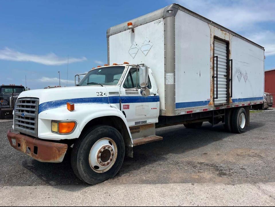 Image of Ford F-800 Primary image