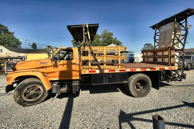 Image of Ford F-800 equipment image 4