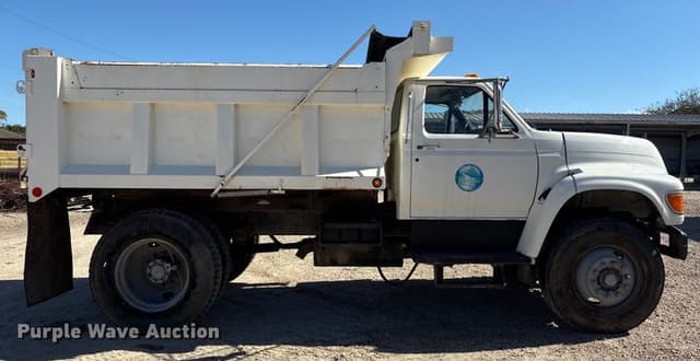 Image of Ford F-800 equipment image 3