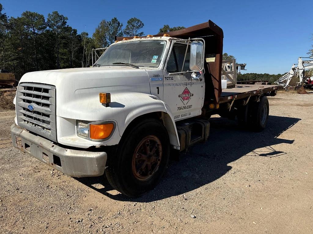 Image of Ford F-800 Primary image