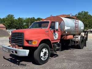 1995 Ford F-800 Image