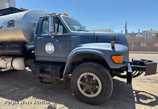 Image of Ford F-800 equipment image 3