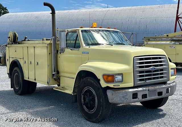 Image of Ford F-800 equipment image 2