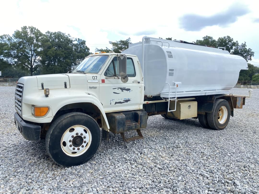 Image of Ford F-800 Primary image