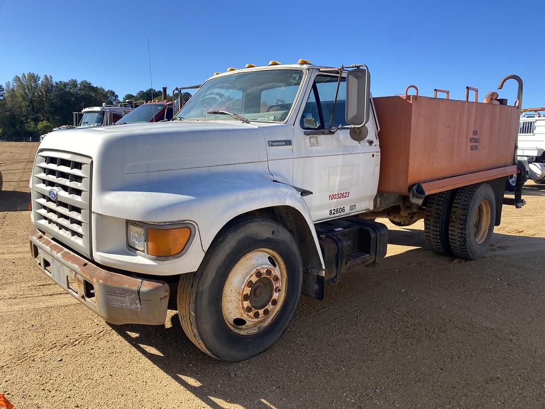 Image of Ford F-800 Primary image