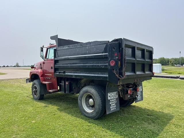 Image of Ford L8000 equipment image 3