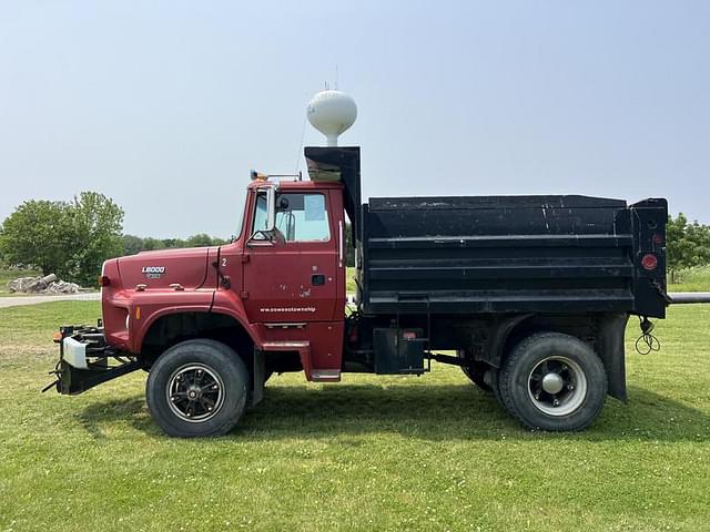 Image of Ford L8000 equipment image 2