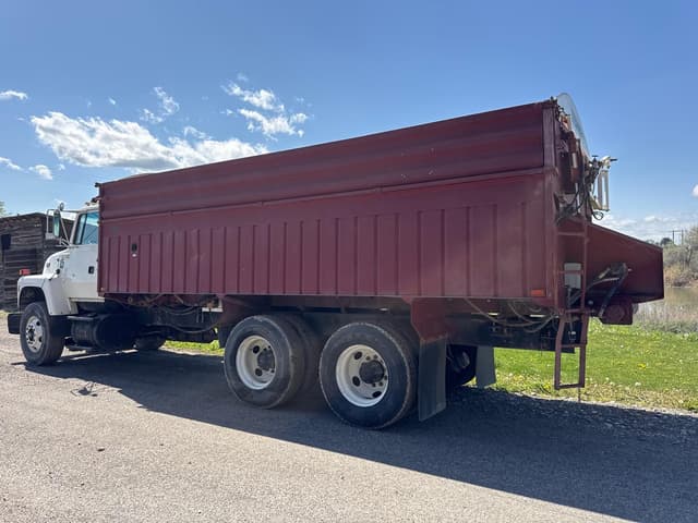 Image of Ford L8000 equipment image 3