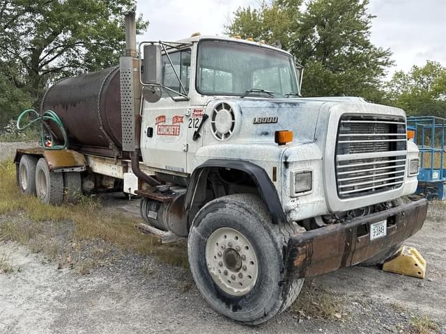 Image of Ford L8000 equipment image 2