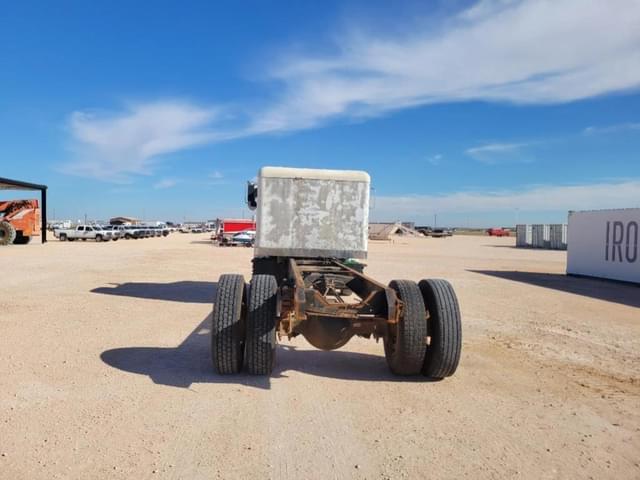 Image of Ford L8000 equipment image 3
