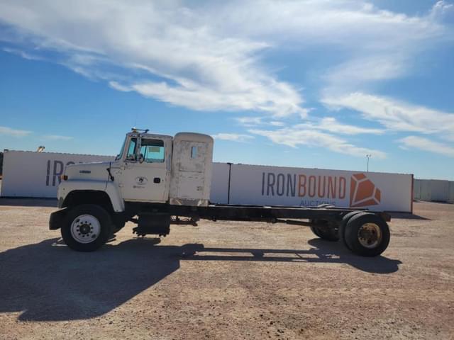 Image of Ford L8000 equipment image 1