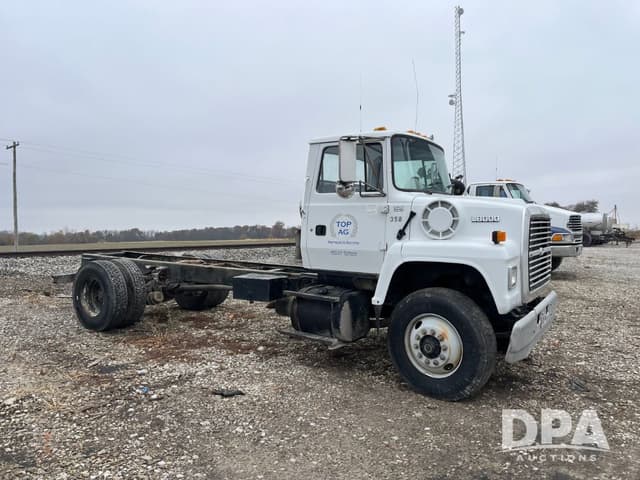 Image of Ford L8000 equipment image 3