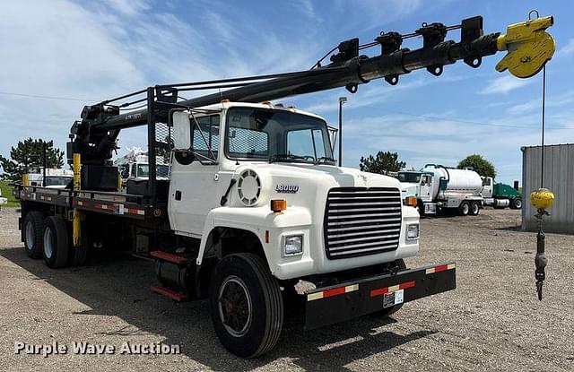 Image of Ford L8000 equipment image 2