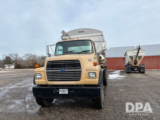 Image of Ford L8000 equipment image 2