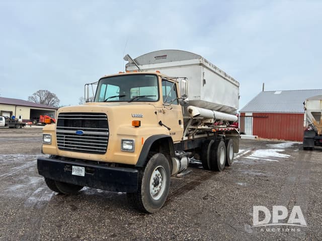 Image of Ford L8000 equipment image 1