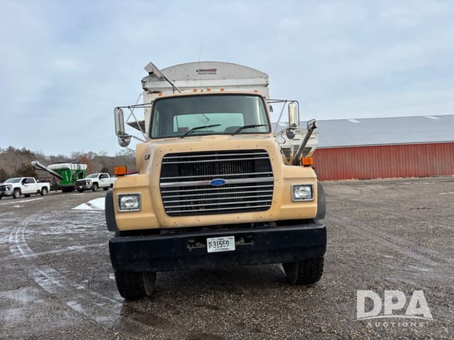 Image of Ford L8000 equipment image 3