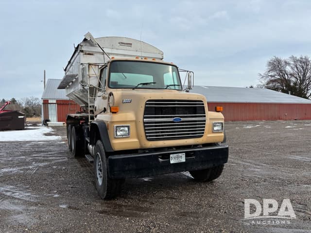 Image of Ford L8000 equipment image 4