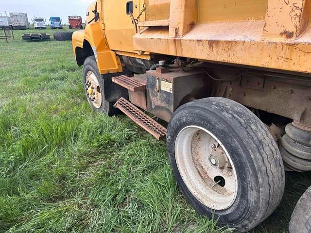 Image of Ford L8000 equipment image 3