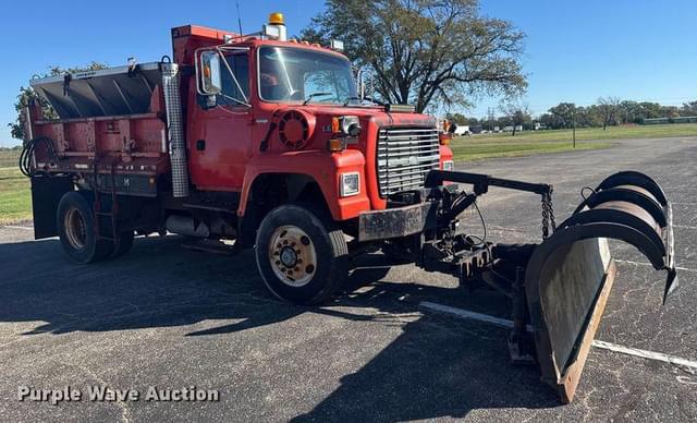 Image of Ford L8000 equipment image 2