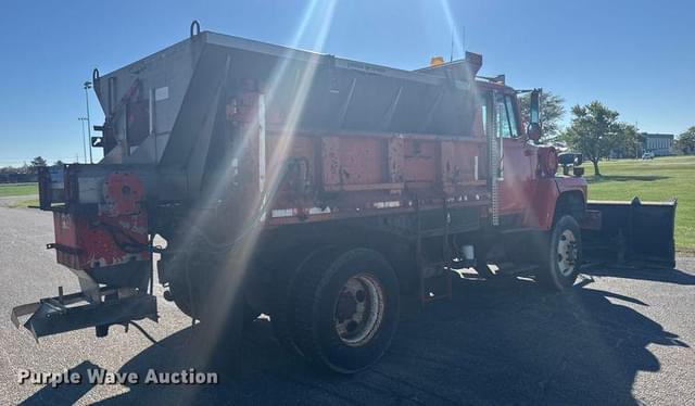 Image of Ford L8000 equipment image 4
