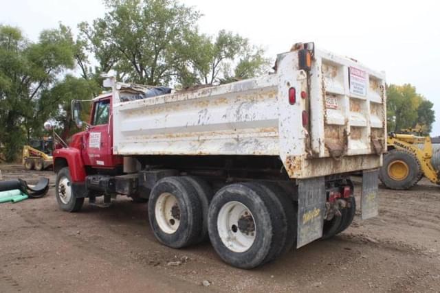 Image of Ford L8000 equipment image 2