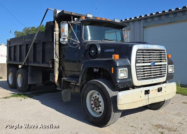 Image of Ford L8000 equipment image 2