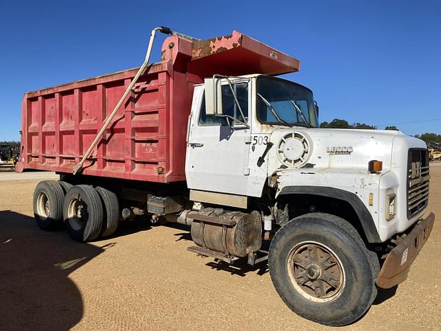 Image of Ford L8000 equipment image 3