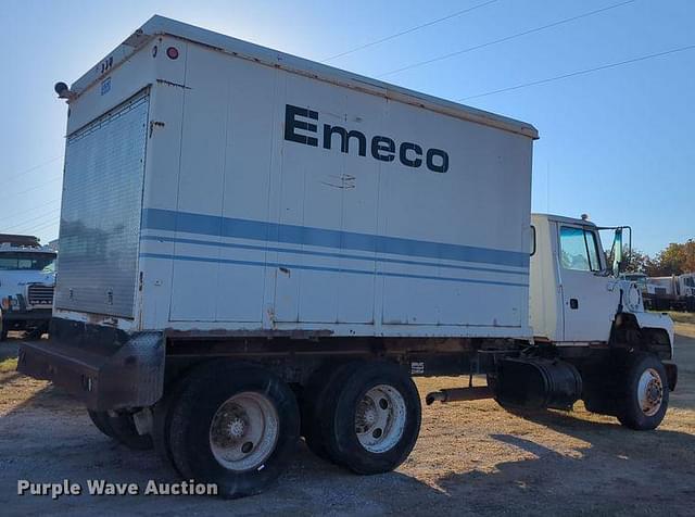 Image of Ford L8000 equipment image 3