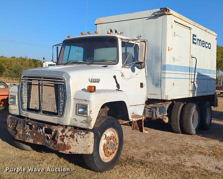 Image of Ford L8000 Primary image