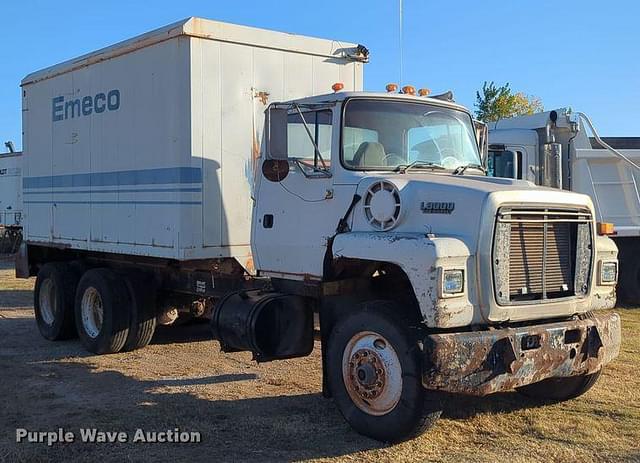 Image of Ford L8000 equipment image 2