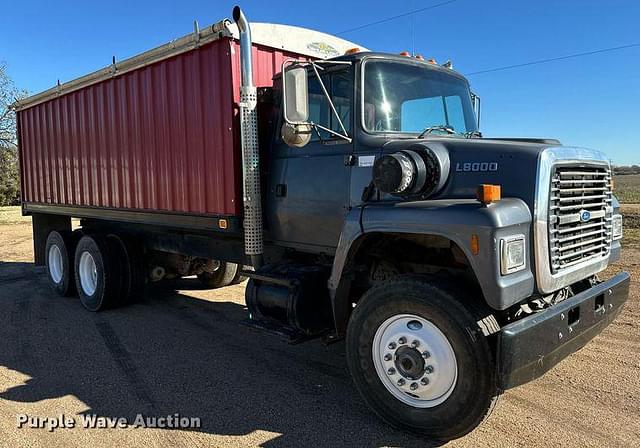 Image of Ford L8000 equipment image 2