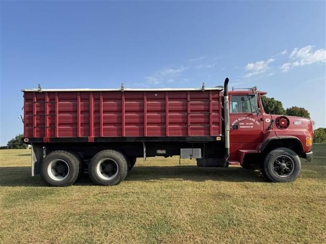 Image of Ford L8000 equipment image 1