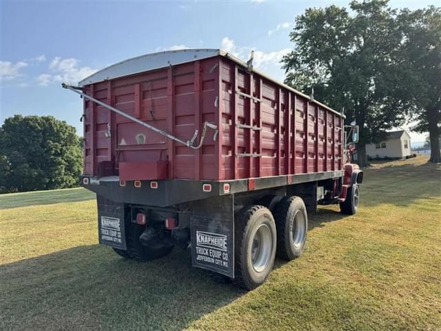 Image of Ford L8000 equipment image 2