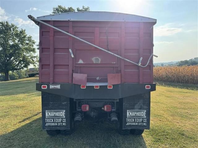 Image of Ford L8000 equipment image 3