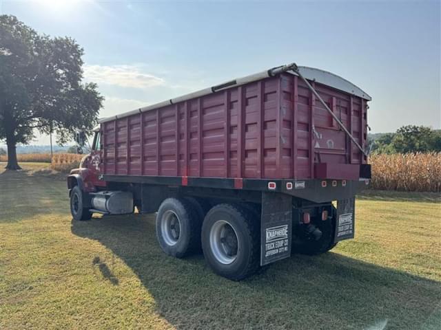 Image of Ford L8000 equipment image 4