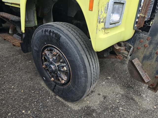 Image of Ford L8000 equipment image 3