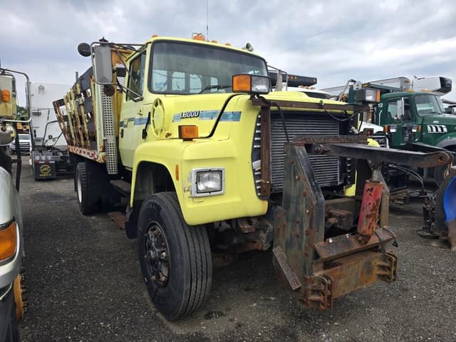 Image of Ford L8000 equipment image 2