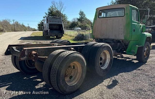 Image of Ford L8000 equipment image 4