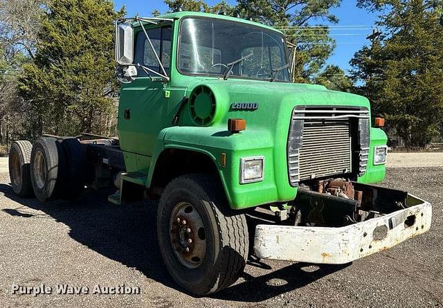 Image of Ford L8000 equipment image 2