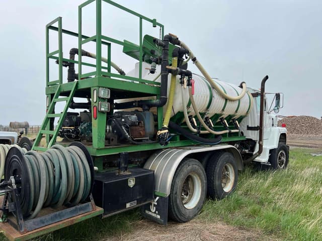 Image of Ford L8000 equipment image 4